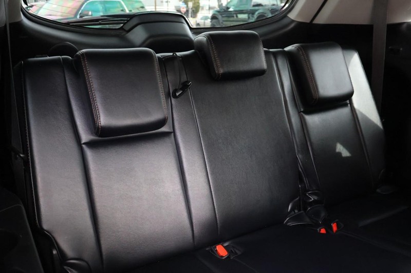 Toyota Highlander Vehicle Full-screen Gallery Image 28