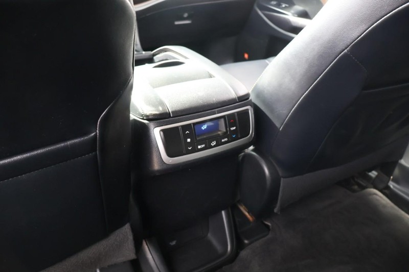 Toyota Highlander Vehicle Full-screen Gallery Image 29