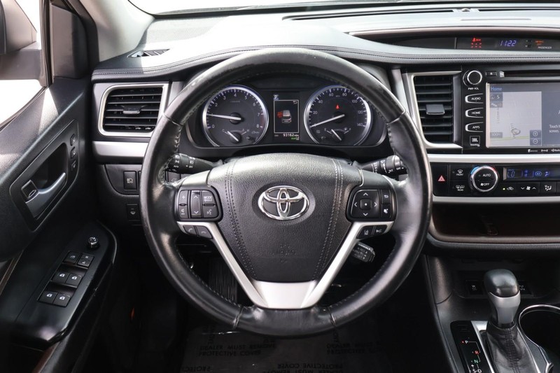 Toyota Highlander Vehicle Full-screen Gallery Image 32