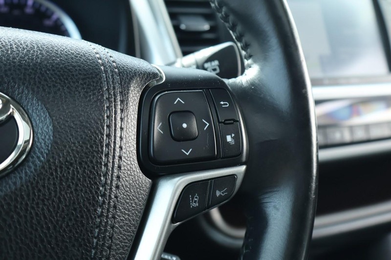 Toyota Highlander Vehicle Full-screen Gallery Image 34