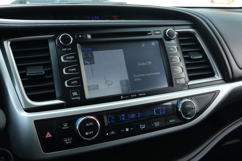 Toyota Highlander Vehicle Full-screen Gallery Image 37