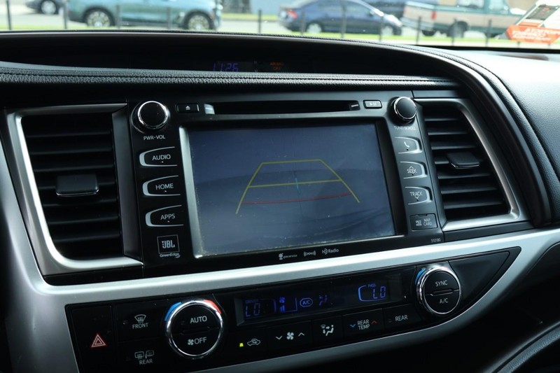 Toyota Highlander Vehicle Full-screen Gallery Image 38
