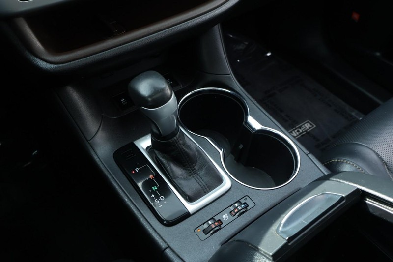 Toyota Highlander Vehicle Full-screen Gallery Image 40