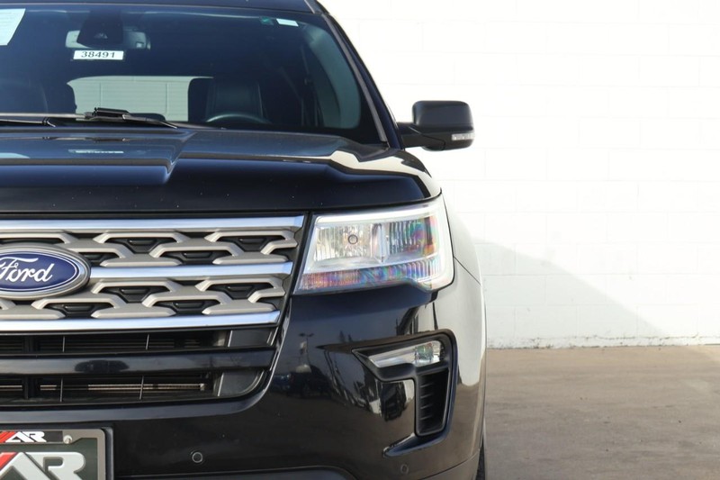 Ford Explorer Vehicle Full-screen Gallery Image 03