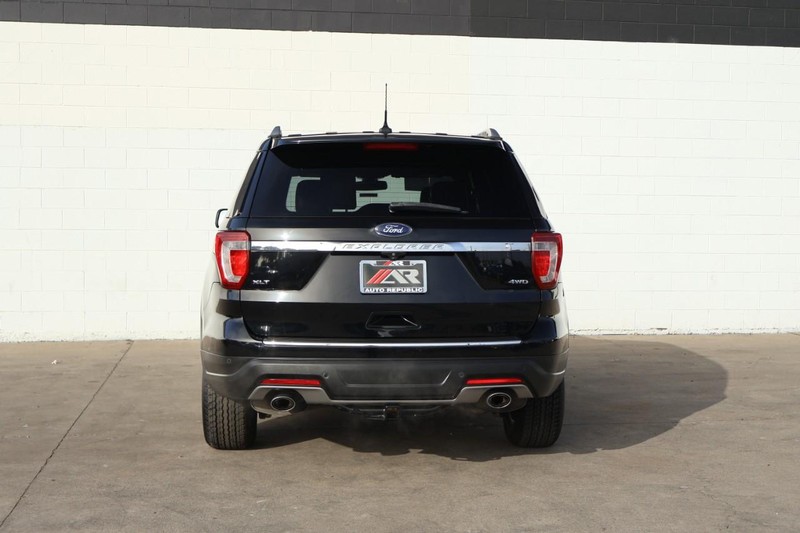 Ford Explorer Vehicle Full-screen Gallery Image 06