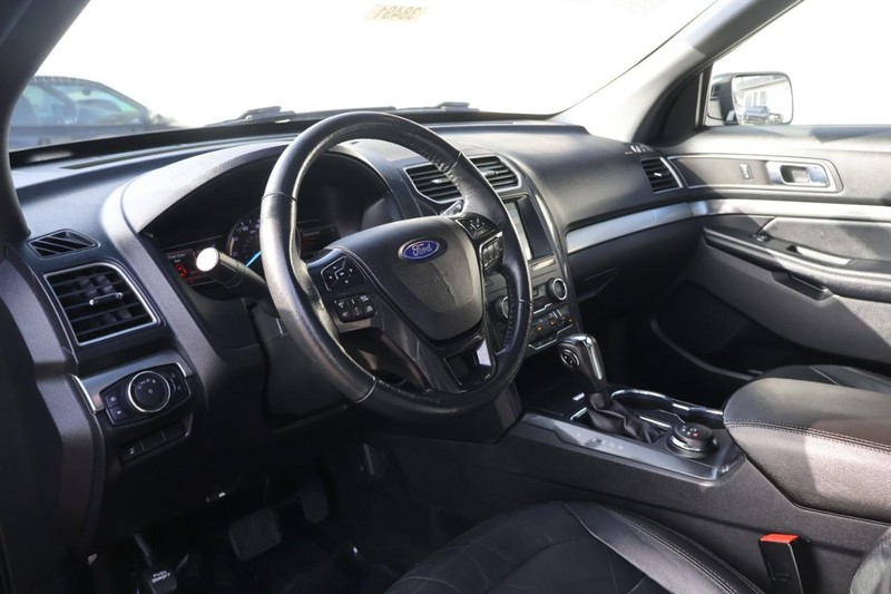 Ford Explorer Vehicle Full-screen Gallery Image 18