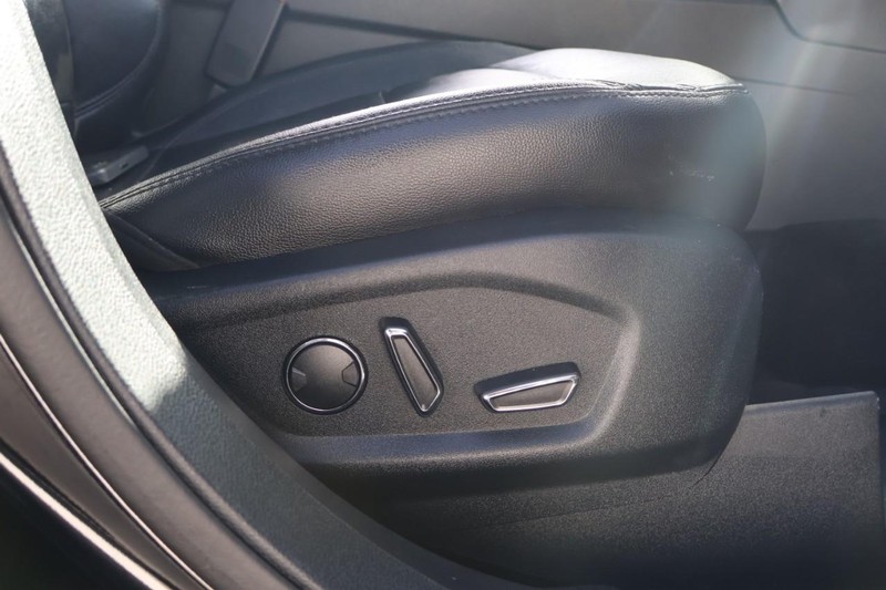 Ford Explorer Vehicle Full-screen Gallery Image 24