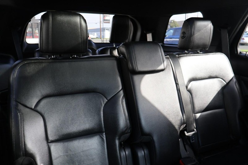 Ford Explorer Vehicle Full-screen Gallery Image 26