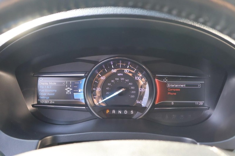 Ford Explorer Vehicle Full-screen Gallery Image 30