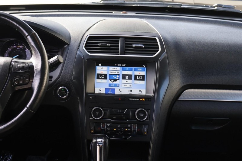 Ford Explorer Vehicle Full-screen Gallery Image 35