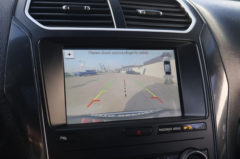 Ford Explorer Vehicle Full-screen Gallery Image 37