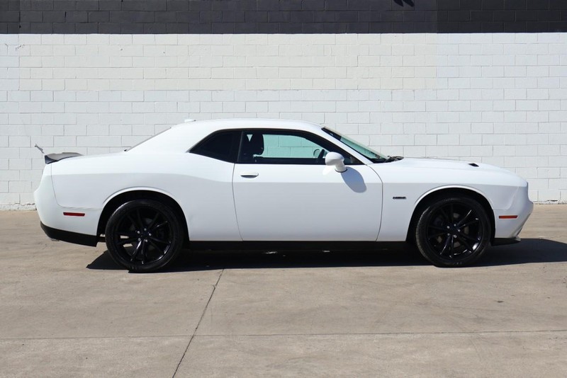 Dodge Challenger Vehicle Full-screen Gallery Image 04