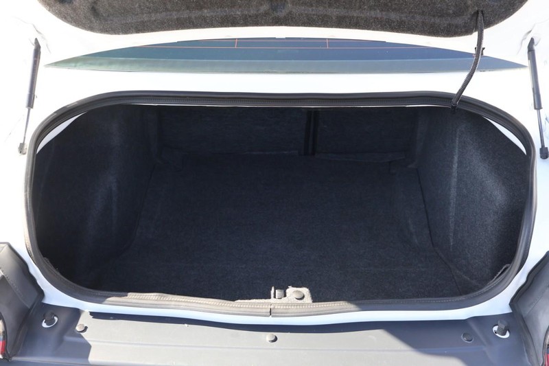 Dodge Challenger Vehicle Full-screen Gallery Image 09