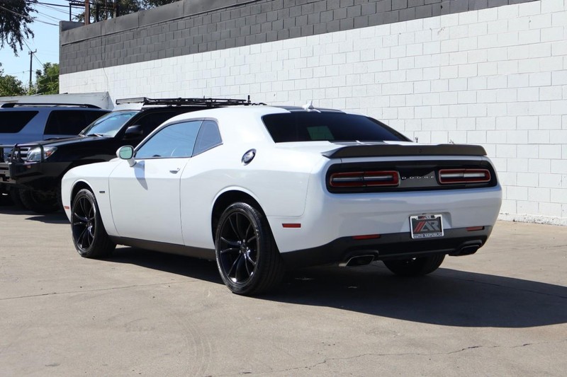 Dodge Challenger Vehicle Full-screen Gallery Image 10