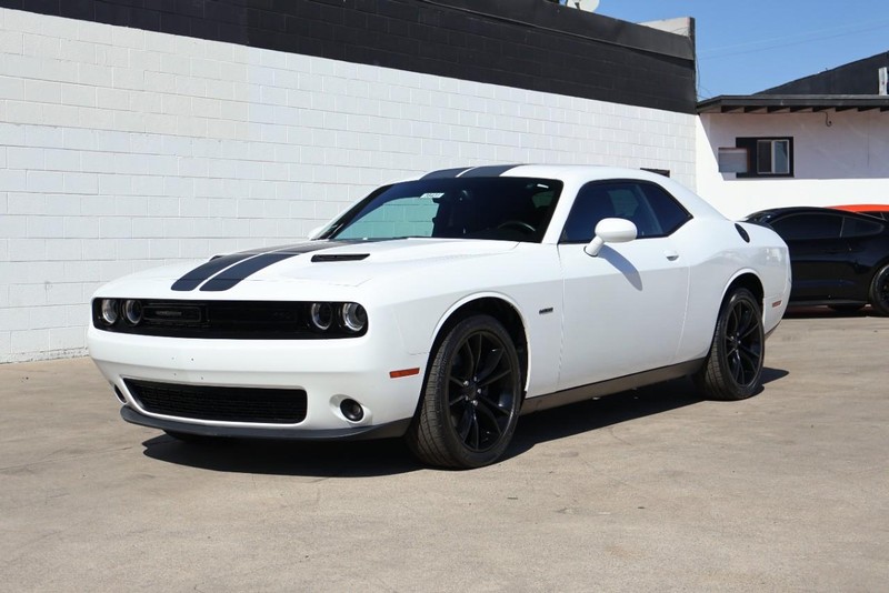 Dodge Challenger Vehicle Full-screen Gallery Image 12