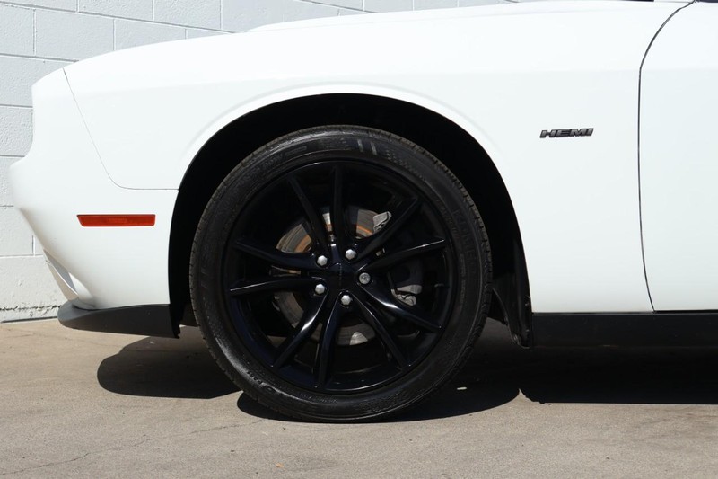 Dodge Challenger Vehicle Full-screen Gallery Image 14