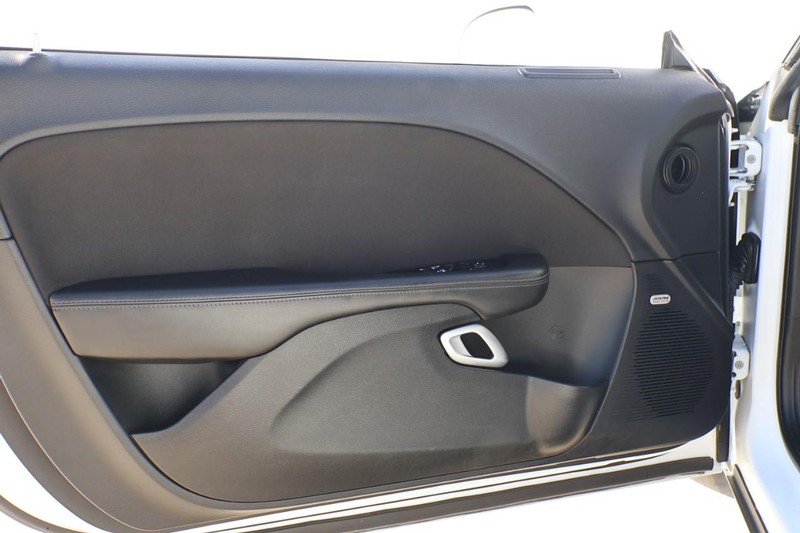 Dodge Challenger Vehicle Full-screen Gallery Image 15