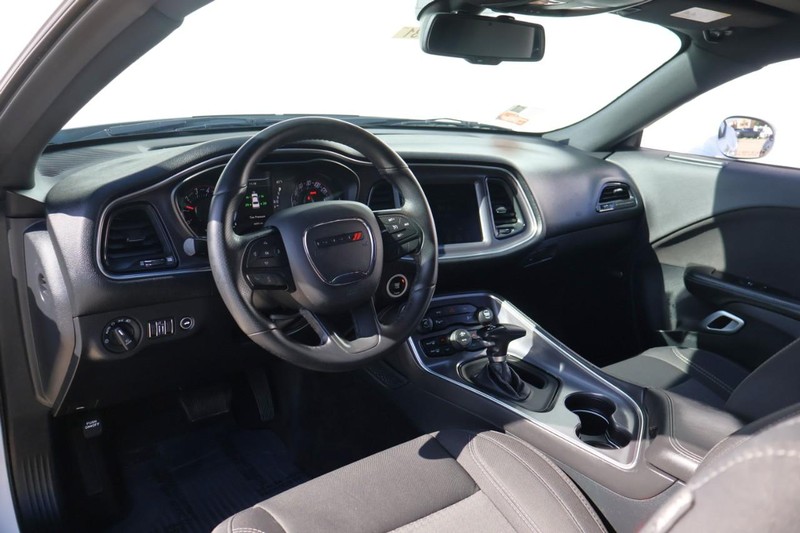 Dodge Challenger Vehicle Full-screen Gallery Image 16