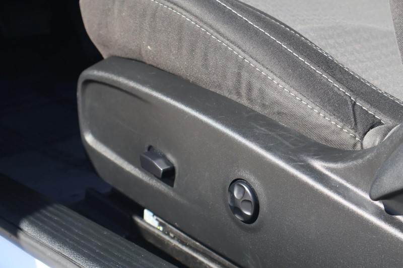 Dodge Challenger Vehicle Full-screen Gallery Image 17