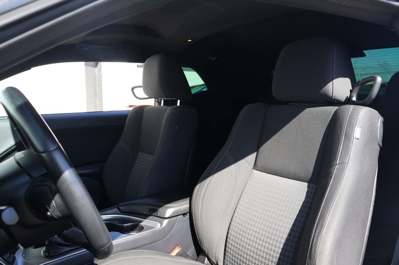 Dodge Challenger Vehicle Full-screen Gallery Image 18