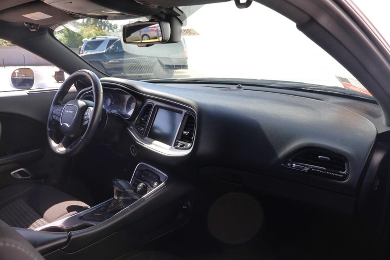 Dodge Challenger Vehicle Full-screen Gallery Image 21