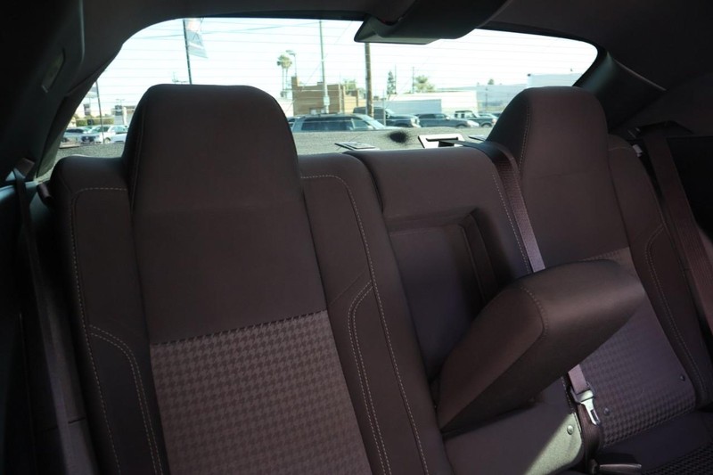 Dodge Challenger Vehicle Full-screen Gallery Image 22