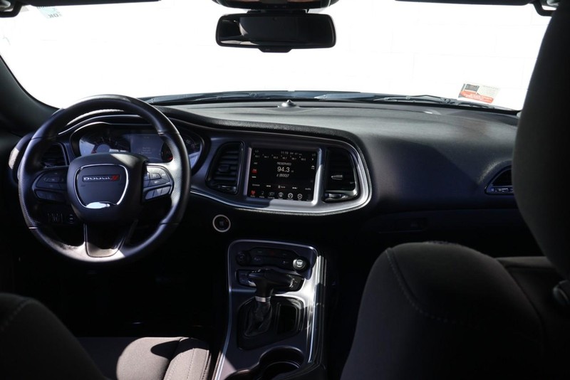 Dodge Challenger Vehicle Full-screen Gallery Image 23