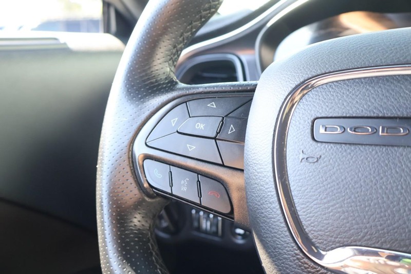 Dodge Challenger Vehicle Full-screen Gallery Image 26