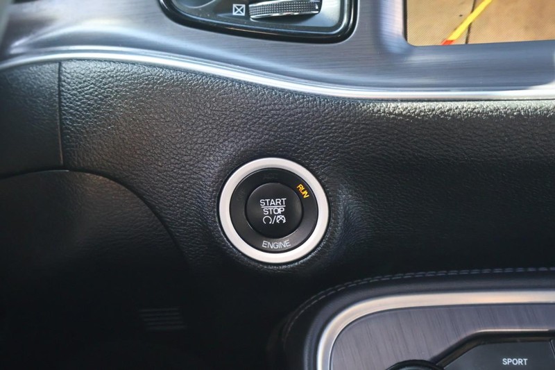 Dodge Challenger Vehicle Full-screen Gallery Image 28