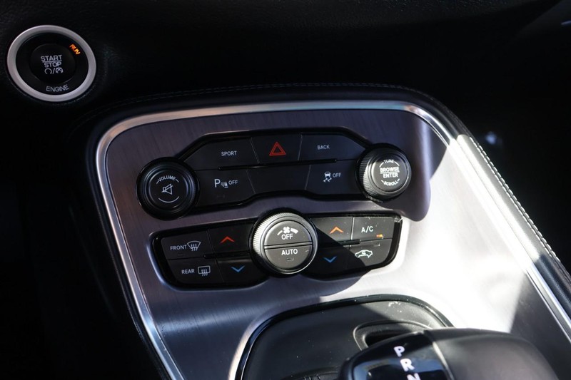 Dodge Challenger Vehicle Full-screen Gallery Image 32