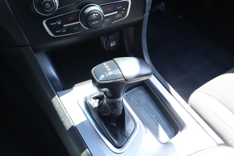 Dodge Charger Vehicle Full-screen Gallery Image 34