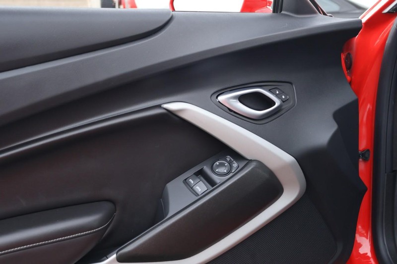 Chevrolet Camaro Vehicle Full-screen Gallery Image 16