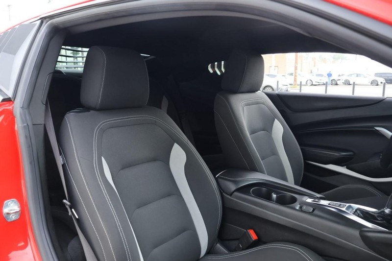 Chevrolet Camaro Vehicle Full-screen Gallery Image 23