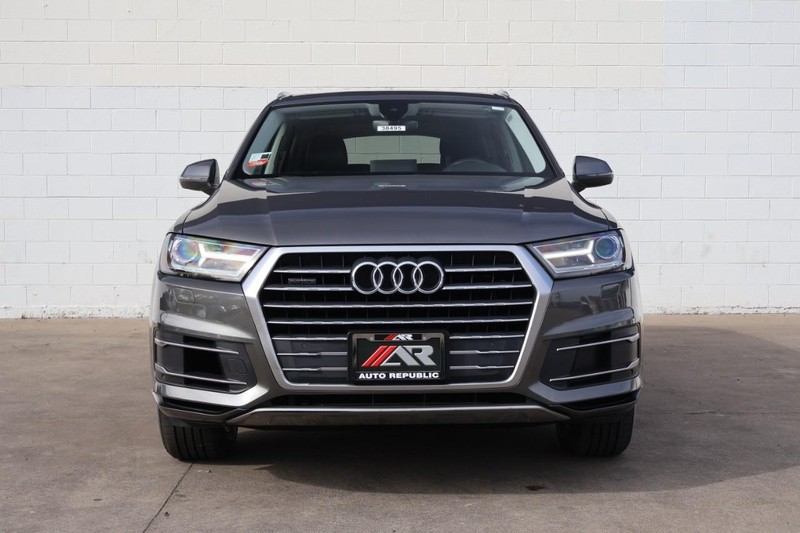 Audi Q7 Vehicle Full-screen Gallery Image 02