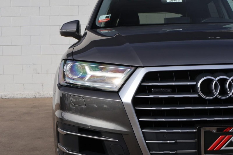 Audi Q7 Vehicle Full-screen Gallery Image 03