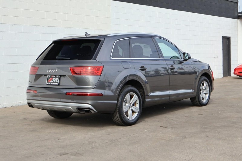 Audi Q7 Vehicle Full-screen Gallery Image 05