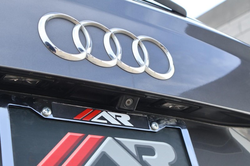 Audi Q7 Vehicle Full-screen Gallery Image 08