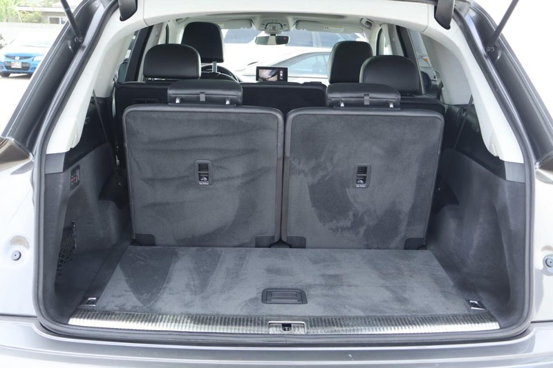 Audi Q7 Vehicle Full-screen Gallery Image 09