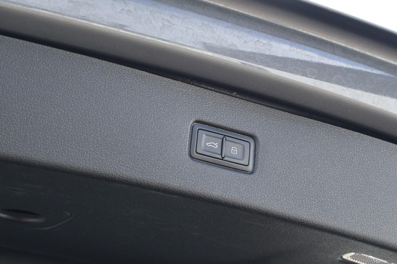 Audi Q7 Vehicle Full-screen Gallery Image 10