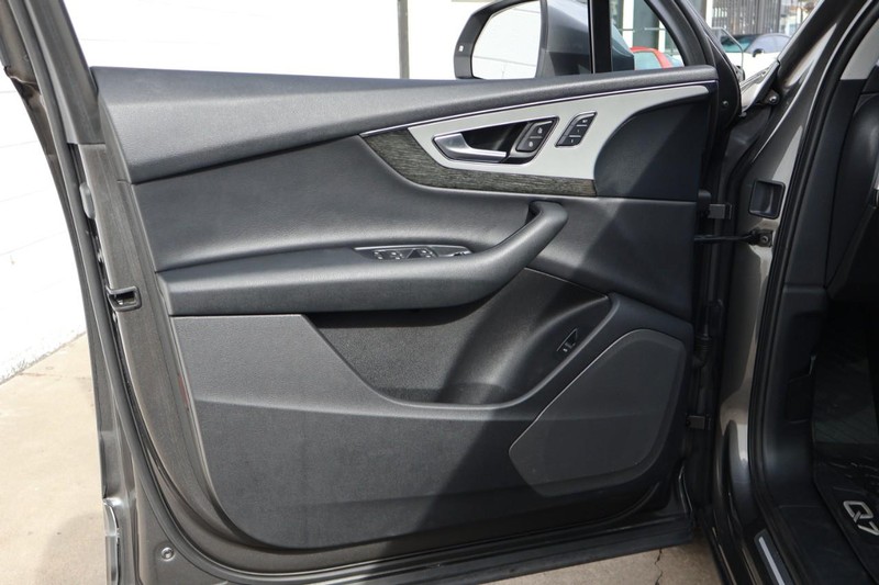 Audi Q7 Vehicle Full-screen Gallery Image 16