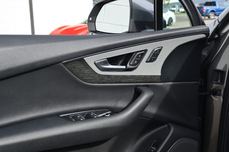 Audi Q7 Vehicle Full-screen Gallery Image 17