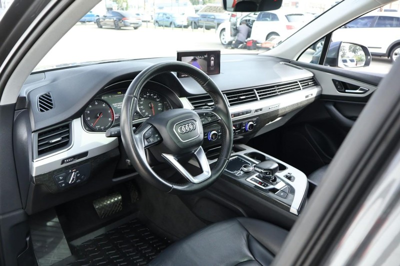 Audi Q7 Vehicle Full-screen Gallery Image 18