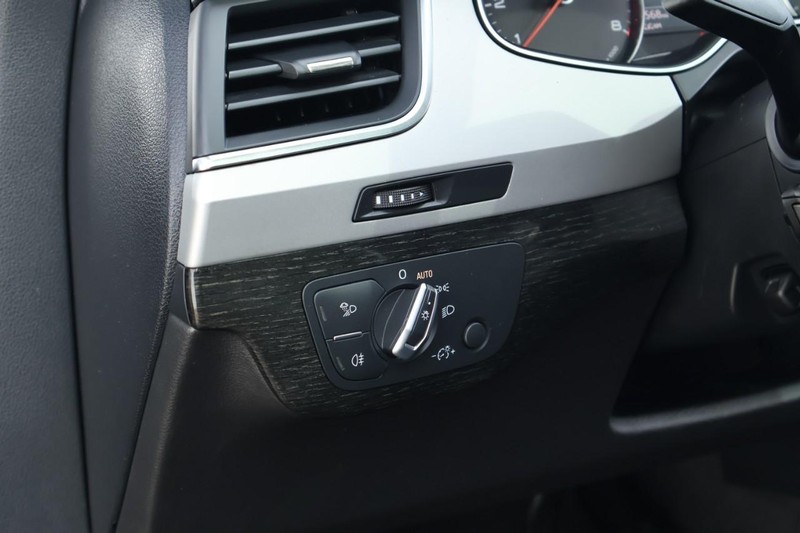 Audi Q7 Vehicle Full-screen Gallery Image 19