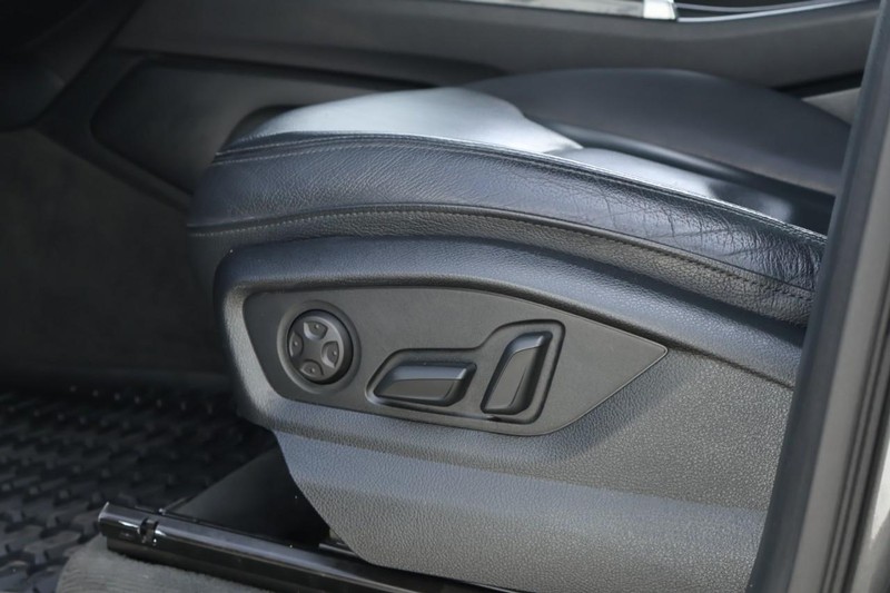 Audi Q7 Vehicle Full-screen Gallery Image 20