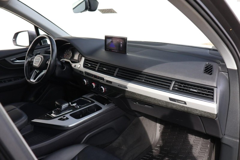 Audi Q7 Vehicle Full-screen Gallery Image 23