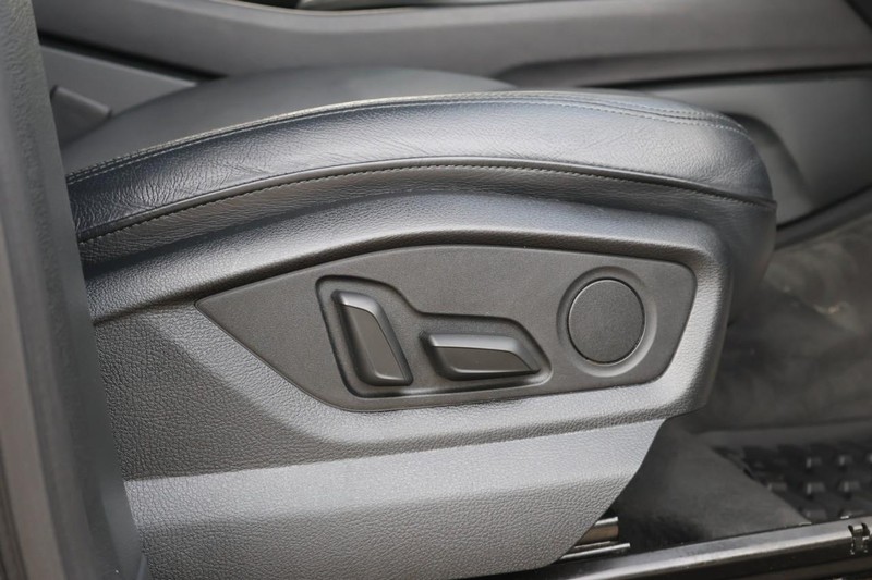 Audi Q7 Vehicle Full-screen Gallery Image 24