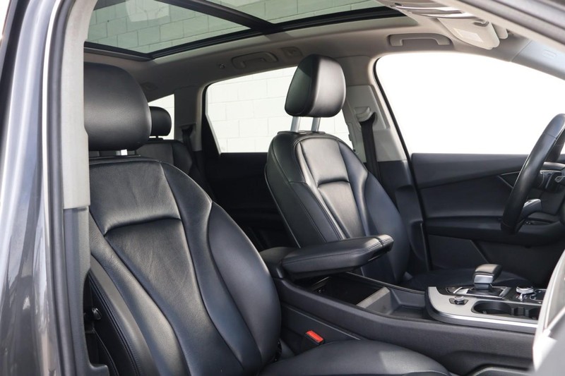 Audi Q7 Vehicle Full-screen Gallery Image 25