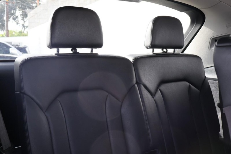 Audi Q7 Vehicle Full-screen Gallery Image 27