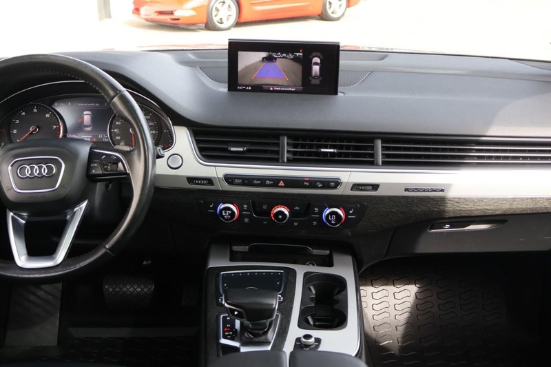 Audi Q7 Vehicle Full-screen Gallery Image 35