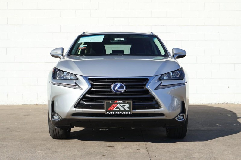 Lexus NX 300h Vehicle Full-screen Gallery Image 02